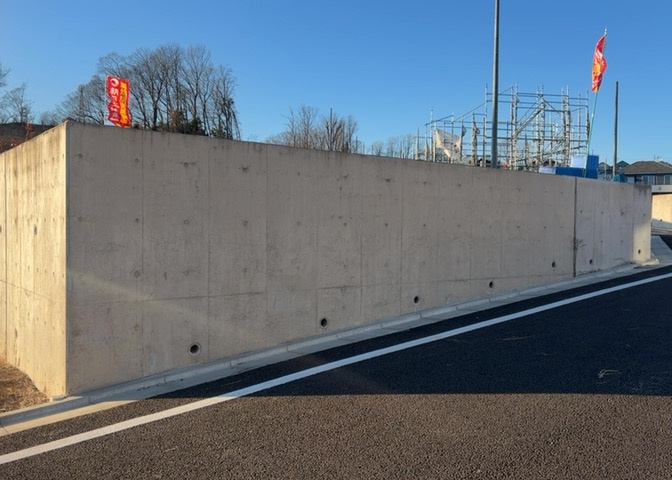 土地の前の道路に消火栓が設置されていることがあります。この場合、道路交通法第45条第1項により、駐車禁止の場所が指定されています。そのため、車庫などの駐車スペースをつくることができない場合があります。