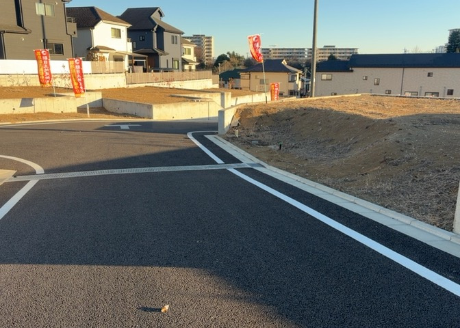 現地に行くなら、物件の周囲の地形がどうなっているかを見ることも大切です。周辺より低くなっている土地では、大雨などで水が集まりやすいため、地盤が弱くなっているということも考えられるため、注意が必要です。