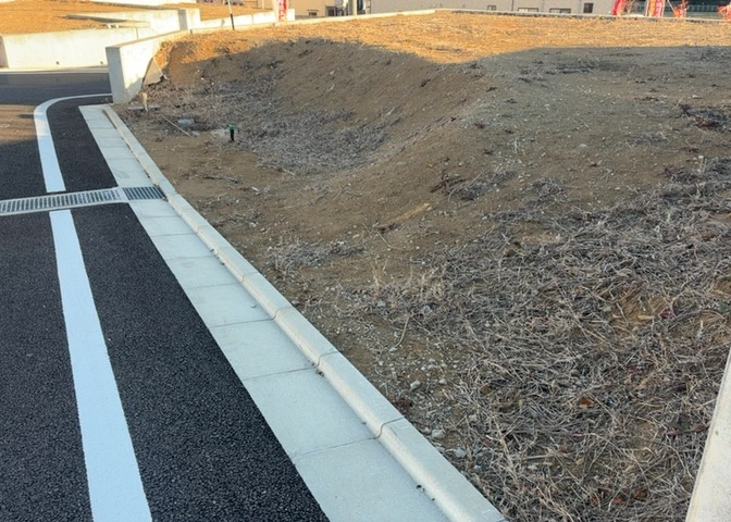 土地購入を検討されている場合、境界杭がない状態で購入してしまうと境界確定測量をする必要があり、費用がかかります。購入の前に、売主、隣土地所有者立ち合いのもと境界を確定し境界杭を設置するのがベストです。