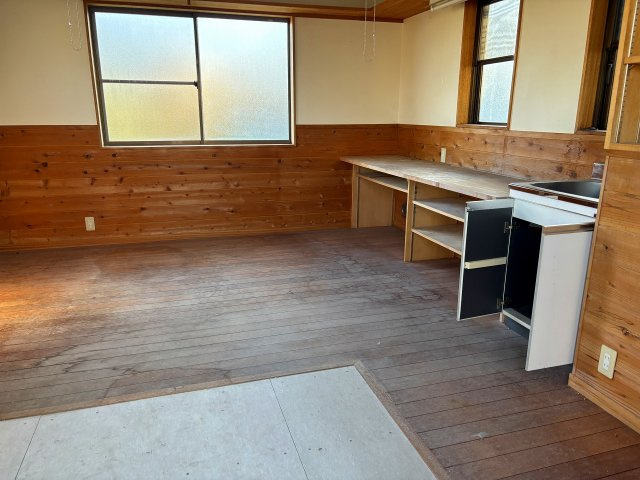 アトリエでは陶芸を行っていましたが、色々な用途で使用可能です。電気、水道設備あり。