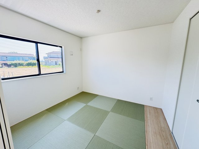 現地写真　リビング隣の和室はお子様の遊び部屋としてもちょうどいいですね♪       　
