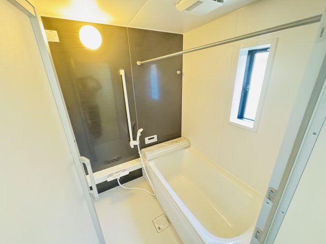 現地写真　乾燥・暖房・涼風と充実の内容！お風呂に入る前に暖房をつけておけば、寒い嫌な思いはしません。         　