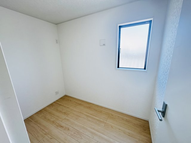 現地写真　主寝室の大型のウォークインクローゼットは収納ラクラク、お部屋スッキリ♪       　      　      　　