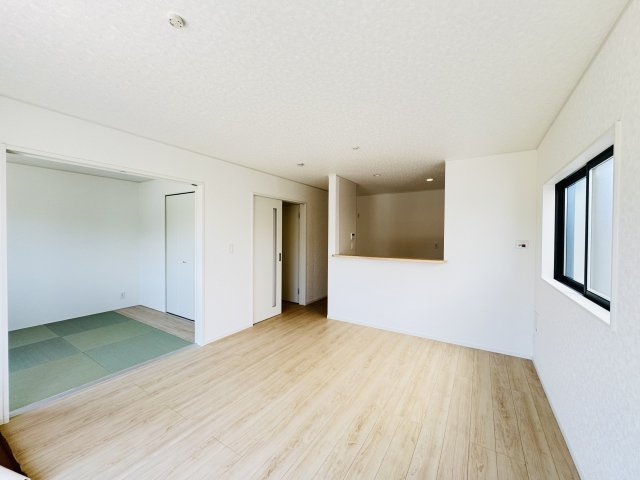 現地写真　家族の会話が弾む対面キッチン。お子様の様子も確認できて安心ですね。       　　　