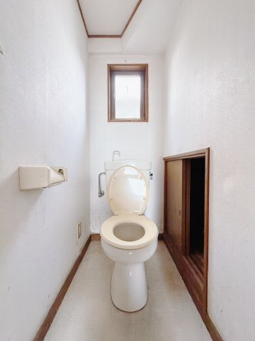 ■トイレ｜1階と2階にトイレがございます♪収納も十分で、トイレットペーパーのストックはもちろん掃除用品もスッキリ♪