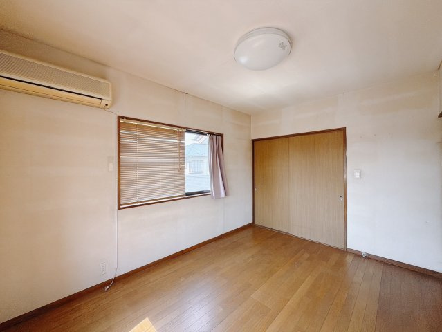 ■洋室｜「今日も一日お疲れ様」とご夫婦でゆったりくつろげる寝室。お外から帰ってきた後は寝室でゆっくり自分の時間をお過ごしください♪