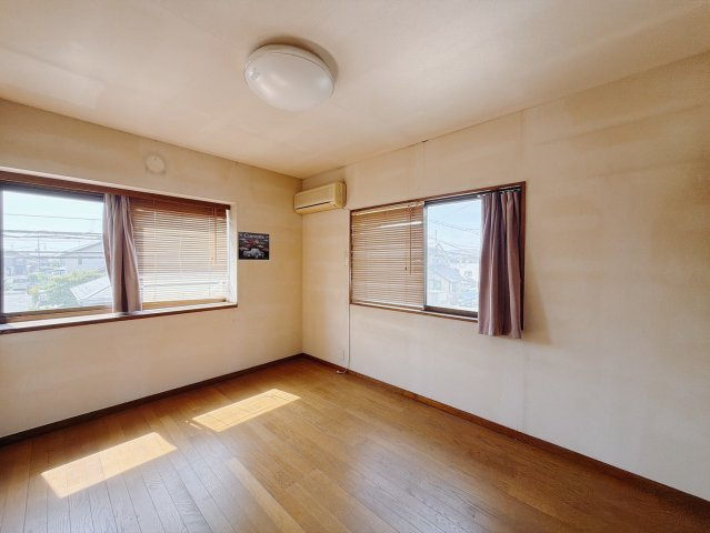 ■洋室｜お子様の一人部屋にピッタリな洋室。木のぬくもりを感じるフローリングは、天然木の味わいが時とともに深みを増していきます。また、傷にも強く、フリーワックスでお手入れもラクラクです♪