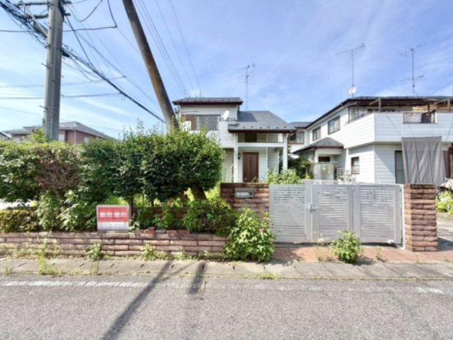 ■外観｜庭付き一戸建てならお子様やペットが走り回っても大丈夫！伸び伸びと遊び、過ごすことができます♪
