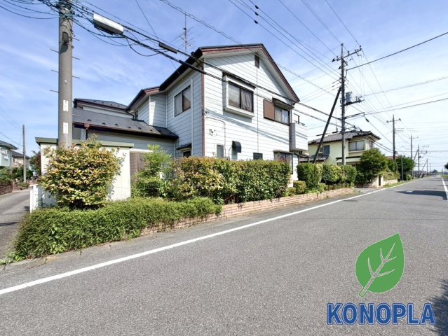 ■外観｜周囲の見渡しが良く、車の出入りの際も安全確認がしやすいため、小さなお子様がいるご家庭でも安心です♪