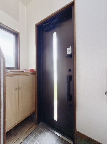 ■玄関｜毎日の「いってらっしゃい」や「お帰りなさい」を大切なご家族と過ごす玄関は〈使いやすさ〉を追求しております。玄関横の物入は急な来客時でもさっとお片付けできるスペースを確保しています。