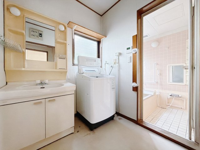 ■洗面室｜大きな鏡と使いやすさがいっぱいの洗面化粧台。お手入れ簡単でいつもキレイに(*^^*)