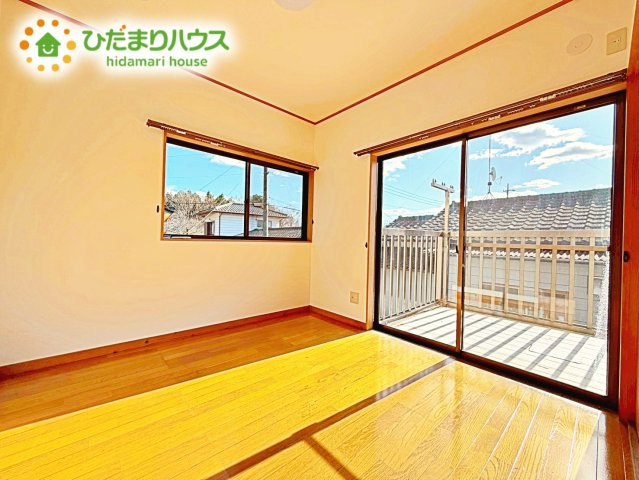 バルコニーに面していて、たっぷり光りの入る明るい主寝室です！