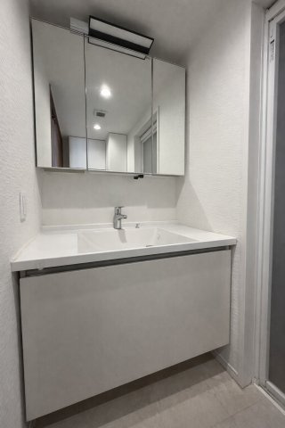 ゆとりの洗面スペースで朝の身支度も快適スムーズに♪　※本画像は入居者様の家具をCGで消した画像であり、現況と異なる可能性がございます。