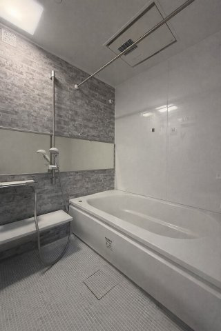 限られた空間を広く見せるワイドミラーを採用したバスルーム。アクセントパネルで落ち着きのある雰囲気を演出♪　※本画像は入居者様の家具をCGで消した画像であり、現況と異なる可能性がございます。　