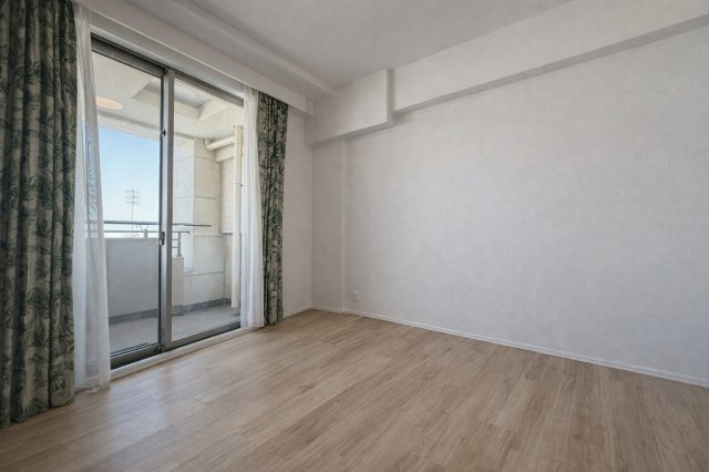 約5.0帖の洋室です。バルコニーに面しており、朝日が心地良いお部屋です。　※本画像は入居者様の家具をCGで消した画像であり、現況と異なる可能性がございます。　