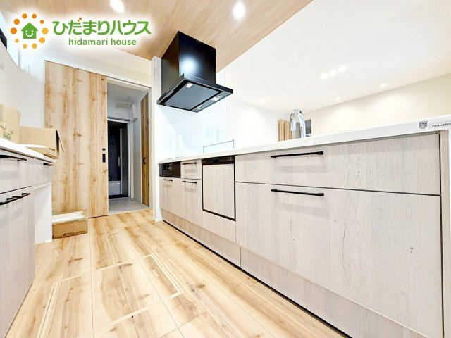 家族でのコミュニケーションがとれる対面型システムキッチン。横一列にシンクとコンロをまとめたシンプルな形です。動きやすさとスタイリッシュなデザインが魅力。