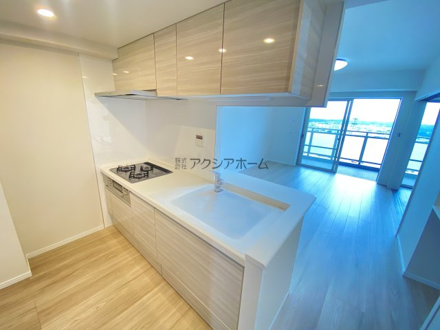 リビングが見渡せる対面式キッチン