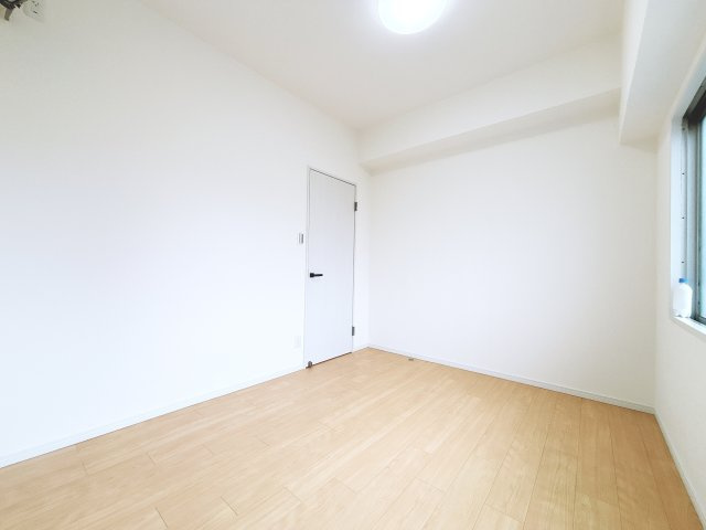 中側洋室の別角度です。
