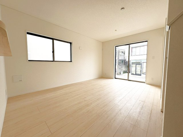 2面採光のため陽当り・通風良好。ナチュラルな美しさを放つリビング。