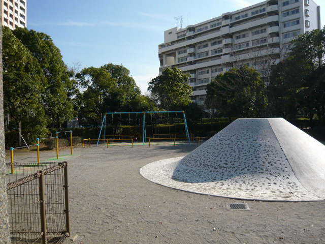 駅前のマンションとは思えない緑の豊かさです。