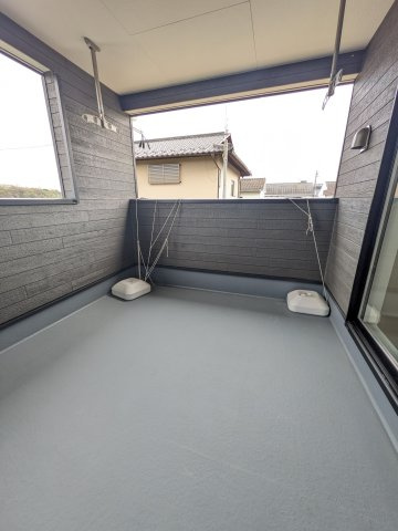 ■バルコニーの写真です■□■　お布団など大きいものも、充分に干せる広さがございます。