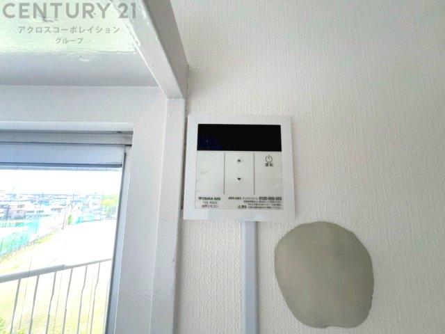 押入れは季節の衣類、寝具などを収納できます。伝統的な美しさと実用性が融合し、収納物を保護する調湿・換気効果があります。使い方によっては書類や小物なども効果的に整理でき空間を有効活用できます。