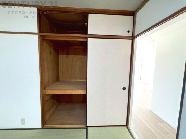 洗濯物の仕分け作業がしやすく、整理整頓が容易になります。洗濯音や湿気を他の部屋に持ち込まず、生活環境を快適に保ちます。上部を活用すれば収納スペースを確保でき洗剤や洗濯用品の整理もしやすくなります。