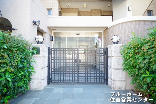 門扉があり、素敵なエントランスです♪