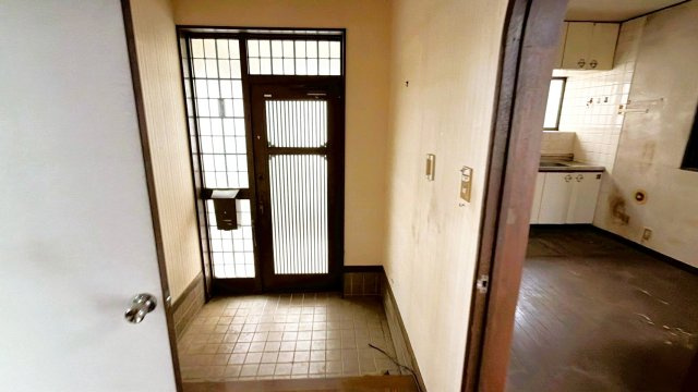 ドアや袖壁のガラス面から光を取り込み、明るい玄関