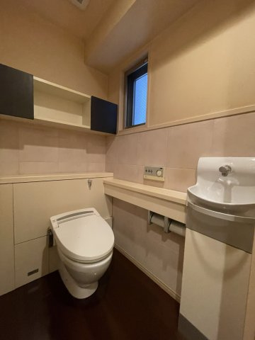 手洗いカウンターと上部棚を備えたトイレです！小物がすっきり収まり清潔感のある空間が保てます♪
