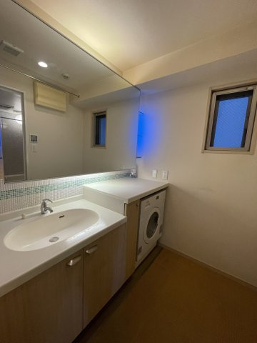 ワイドな鏡とカウンターを備えた洗面化粧台です！小物を整理しやすく朝の身支度もスムーズに行えます♪