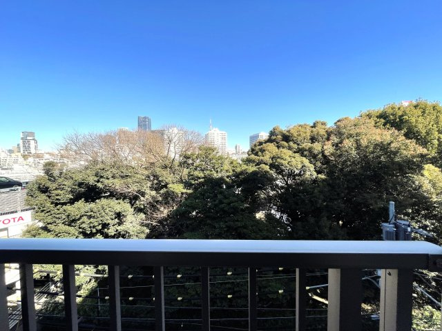 青空と緑が広がる心地よい眺望です！前に遮るものがなく開放的な景色を毎日存分に楽しめます♪