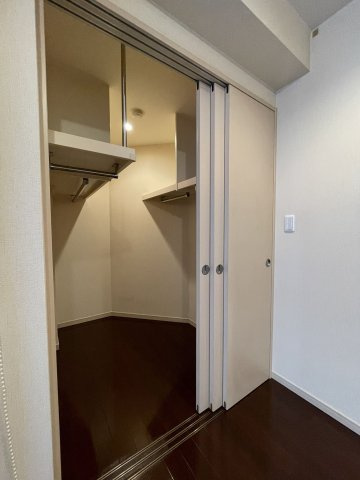 衣類や荷物をたっぷりしまえる大型WICです！棚やハンガーパイプ付きで整理整頓も楽々行えます♪