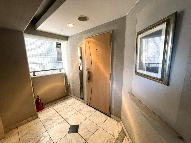 ポーチ空間がありプライバシーが保たれる玄関です！ゆとりのあるポーチで落ち着いて出入りできます♪