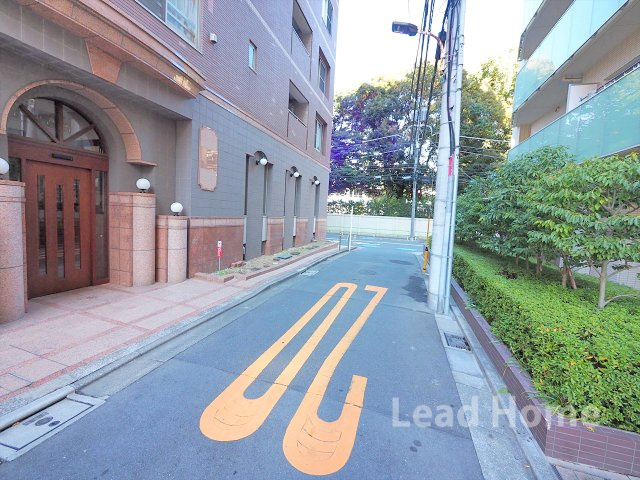 きれいに整備された平坦な前面道路です！見通しも良く毎日の通勤通学やお散歩も快適に行えます♪