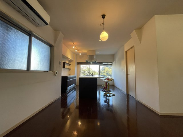 落ち着いた照明が優しく照らすリビングです！居心地の良い空間で1日の疲れをゆっくり癒せます♪