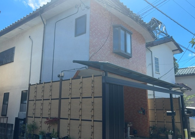 土地の面積＝住宅面積ではありません。建ぺい率の問題などで、土地のある場所によって住宅を建てられる面積は限られています。高さもしかり、「土地」という言葉の中には、建築条件も含まれると考えておきましょう。