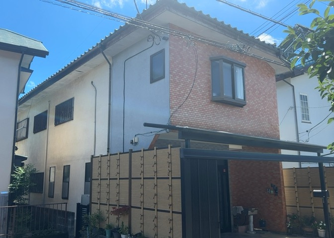 家を建てる場合、方位は要チェックです。現実的に日当たりのよい家ならばリビングは南側、建築基準法でも北側に当たる家への配慮は求められています。土地を見学に行く際は、方位磁針を持って行くようにしましょう。