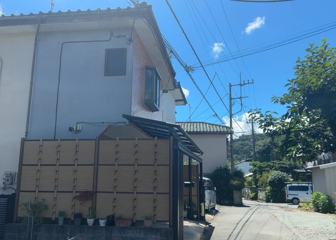 土地の前の道路に消火栓が設置されていることがあります。この場合、道路交通法第45条第1項により、駐車禁止の場所が指定されています。そのため、車庫などの駐車スペースをつくることができない場合があります。