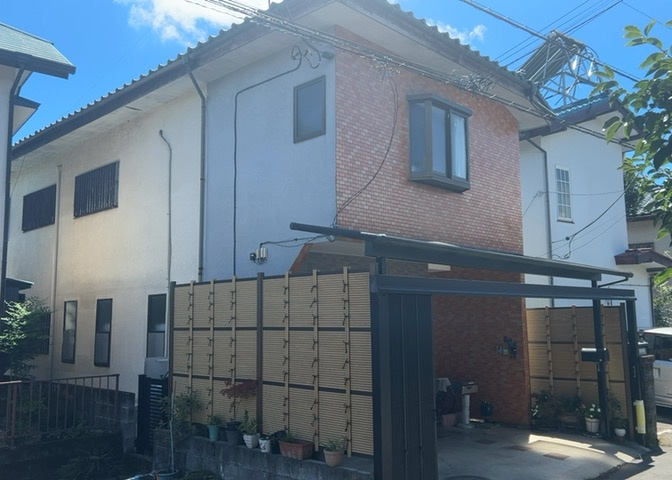 現地に行くなら、物件の周囲の地形がどうなっているかを見ることも大切です。周辺より低くなっている土地では、大雨などで水が集まりやすいため、地盤が弱くなっているということも考えられるため、注意が必要です。