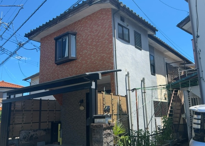 土地購入を検討されている場合、境界杭がない状態で購入してしまうと境界確定測量をする必要があり、費用がかかります。購入の前に、売主、隣土地所有者立ち合いのもと境界を確定し境界杭を設置するのがベストです。