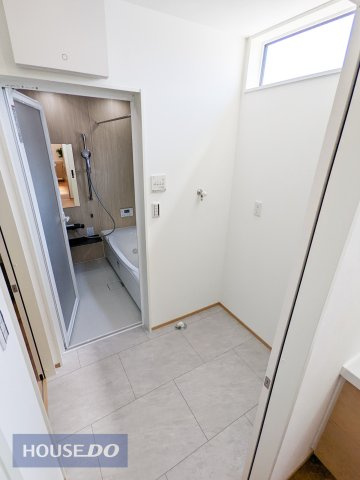 【脱衣所】現地完成写真。洗面脱衣所はゆったりとしたスペースで使いやすいです。