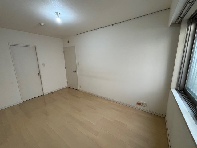 洋室7帖。奥には広めのウォークインクローゼットあります。