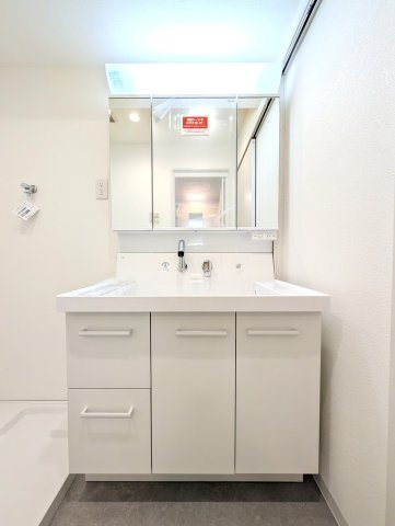 シンプルですが使い勝手のいい洗面化粧台。鏡の裏側は収納ポケットもついているので洗面台もスッキリキレイ