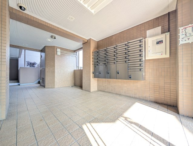 宅配ボックスのあるマンション。ネット注文を利用する方で日中不在にすることが多い方にはあると便利です♪