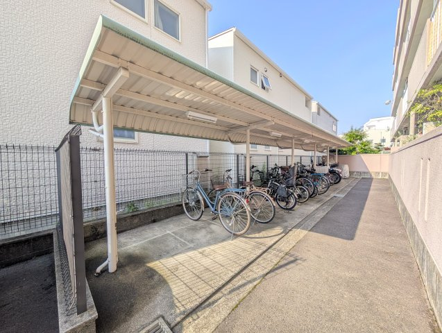 屋根付きの駐輪場です。横幅も充分にありますので駐輪する際もスムーズにできそう！