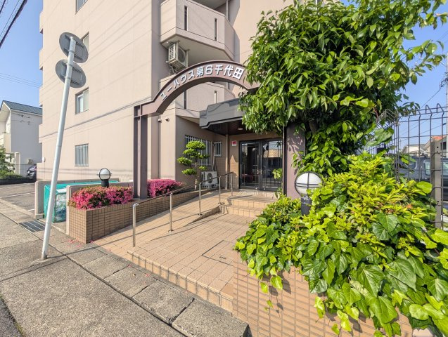 防犯カメラも設置されており、防犯面も安心できるマンションです！