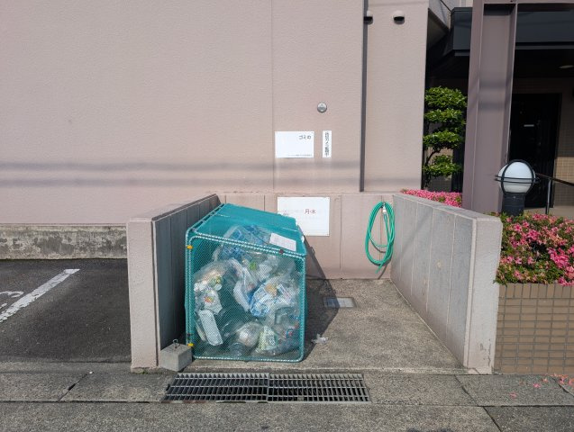 ごみ置き場です。カゴ内に捨てる形になっているので鳥などにイタズラされにくくなっているのが◎