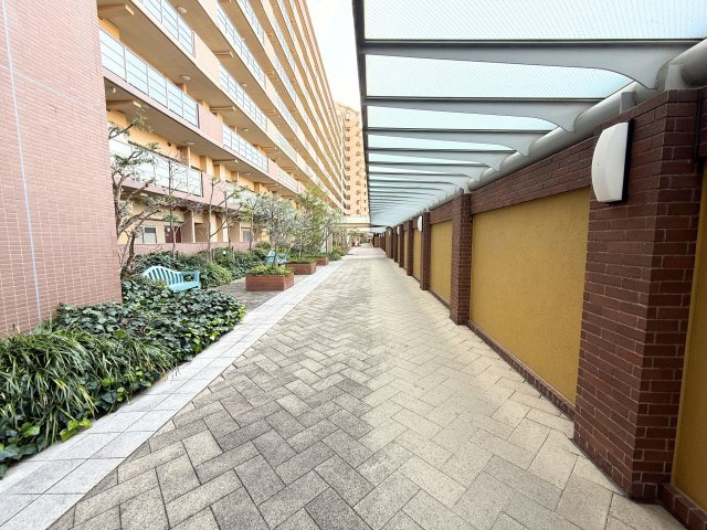 エントランスからお部屋まで続く道