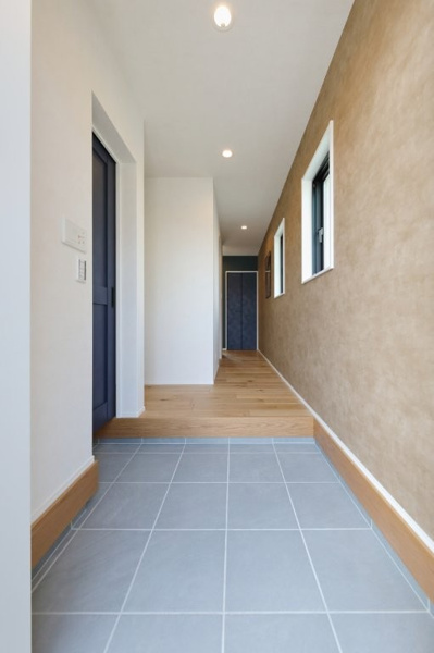 【穴生一丁目（2期）の玄関】